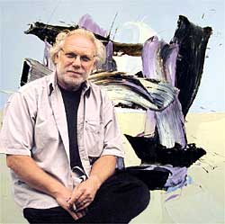 Jas poseert voor een van zijn nieuwe werken